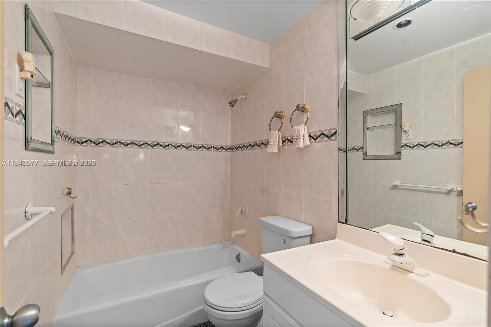 200 S Birch Road 1212 Property Photo 17