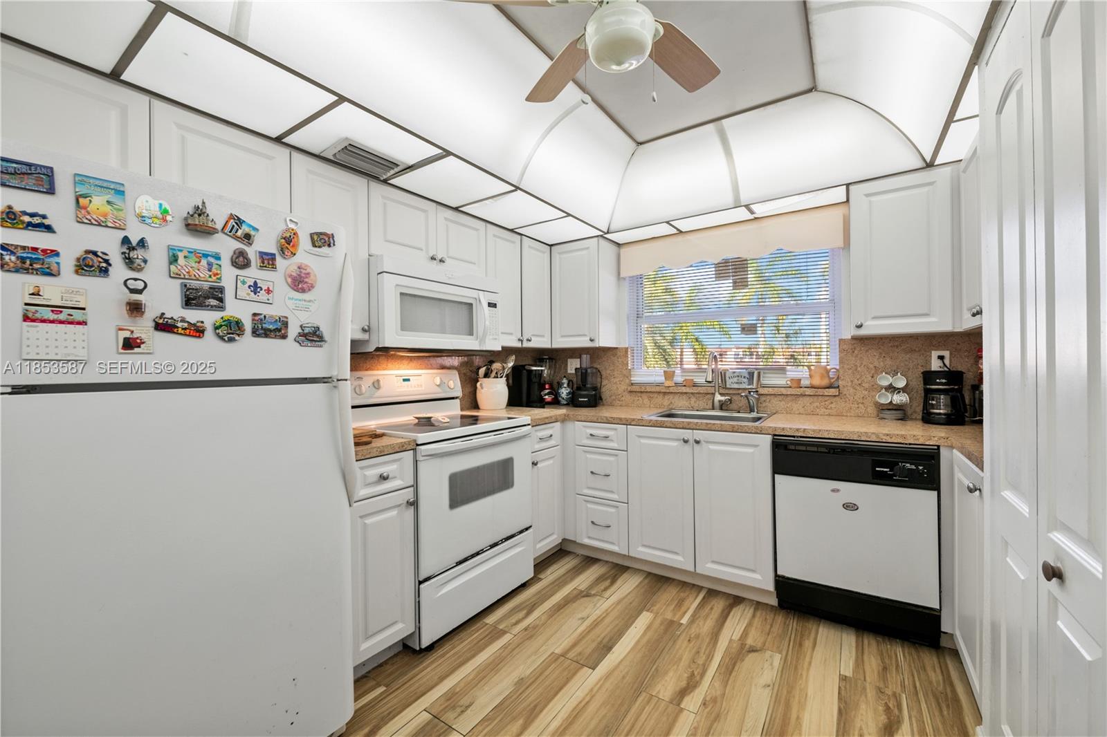9461 Sunrise Lakes Boulevard 207 Property Photo 11