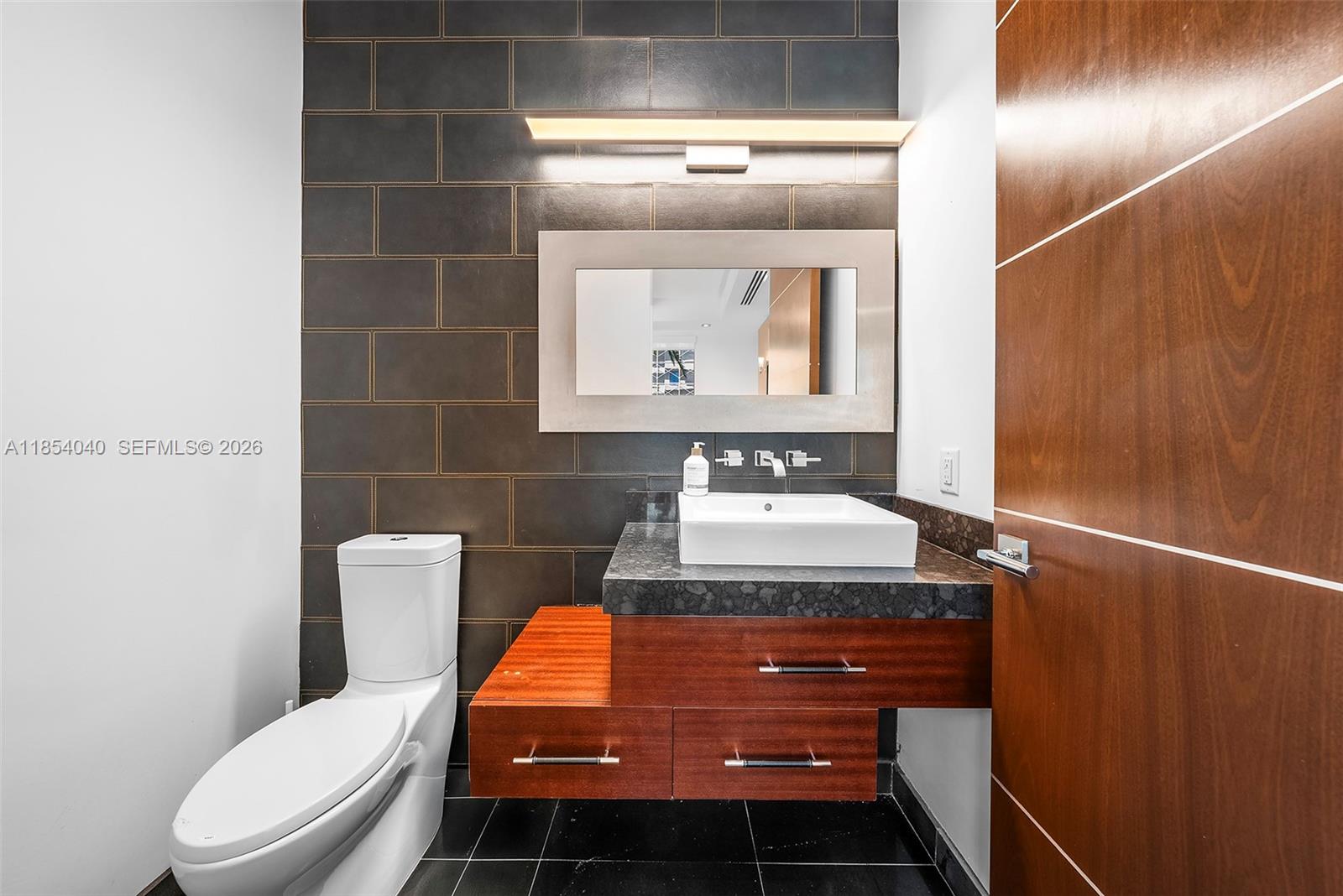 300 Royal Plaza Drive Property Photo 14
