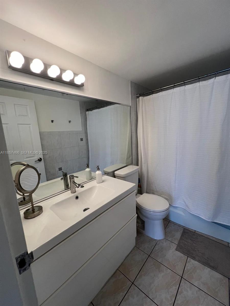5601 Collins Avenue 1115 Property Photo 8