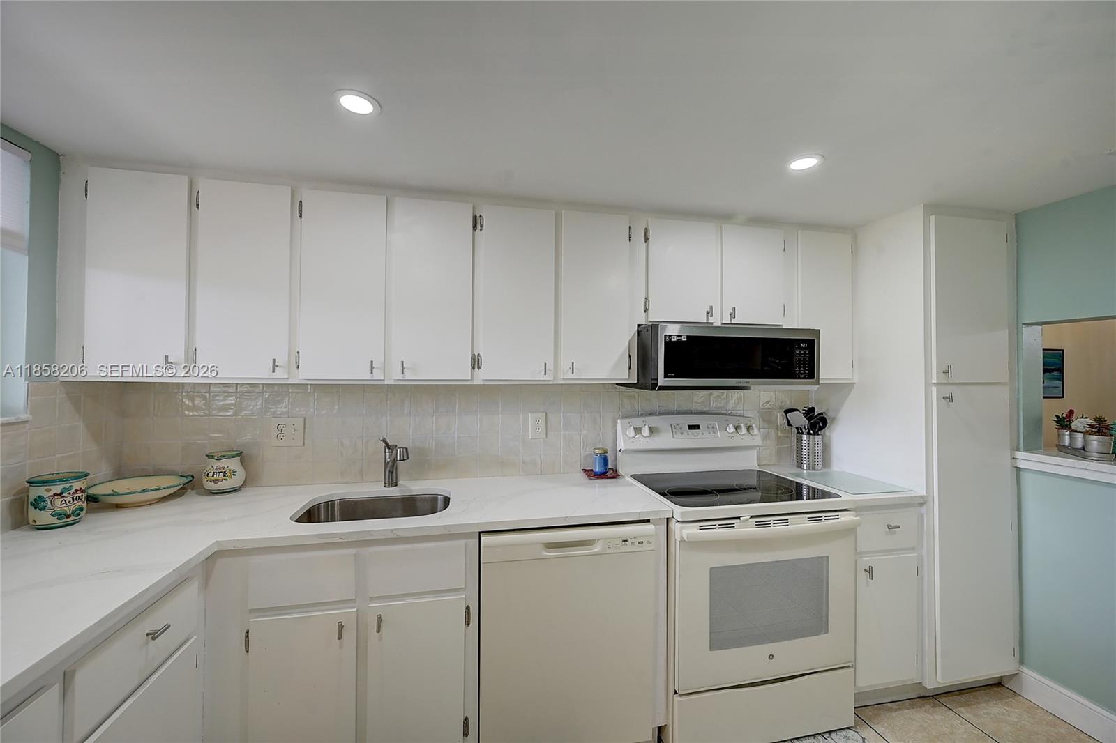 3186 Via Poinciana 203 Property Photo 6