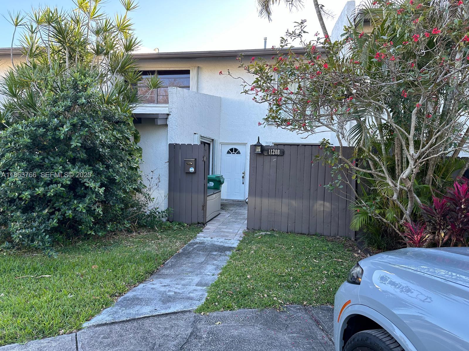 11208 SW 67th Terrace Property Photo 1