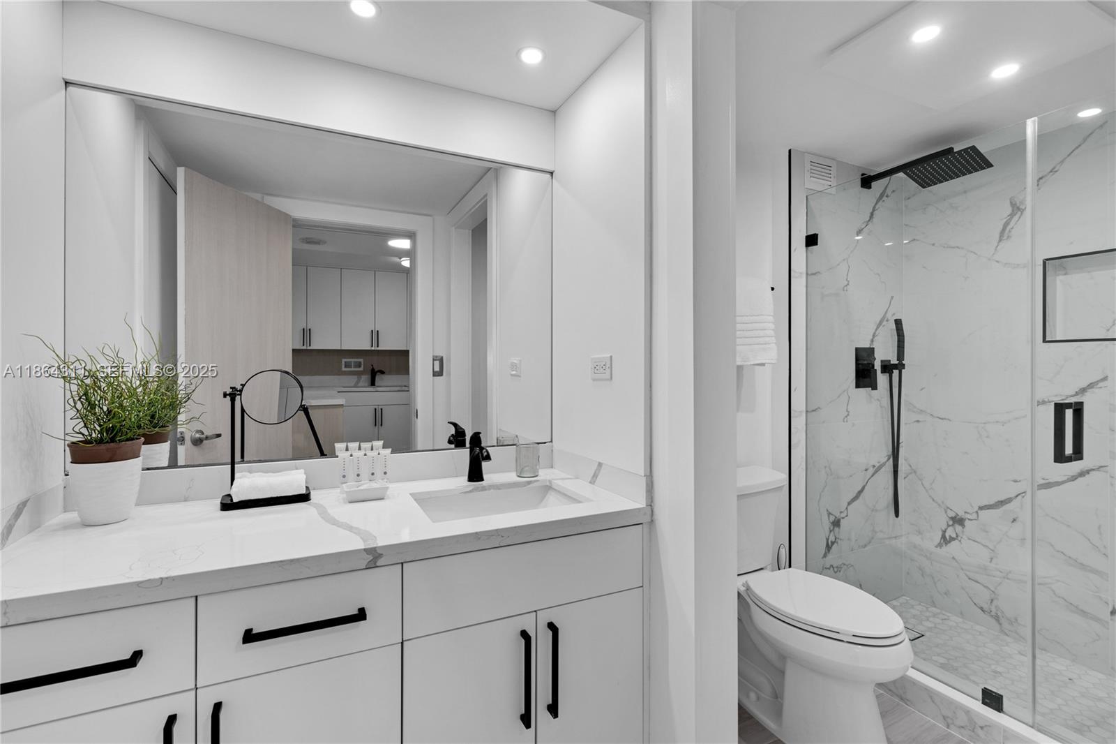 2301 Collins Avenue 542 Property Photo 14