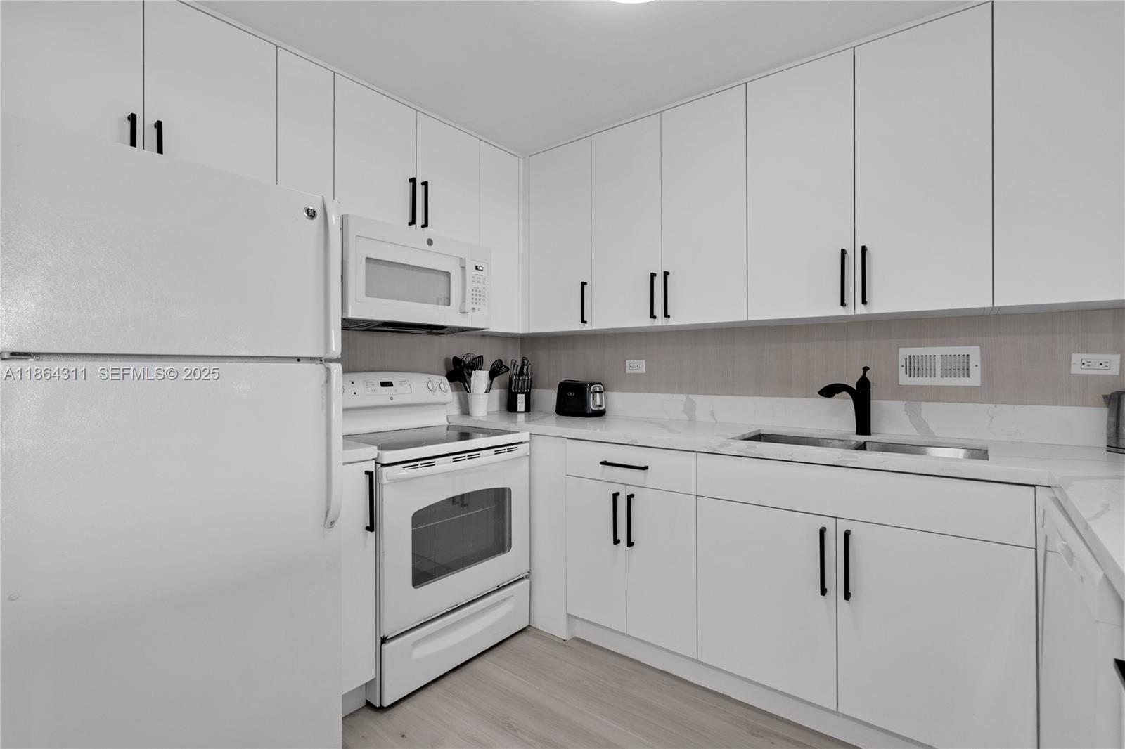 2301 Collins Avenue 542 Property Photo 17