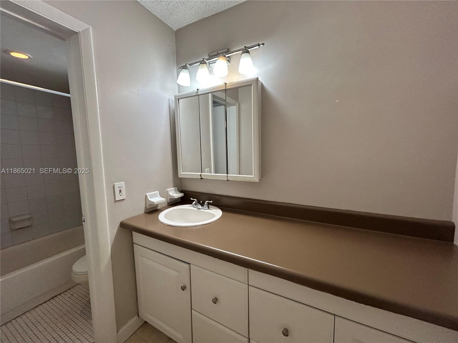 6505 Winfield Boulevard B-18 Property Photo 10