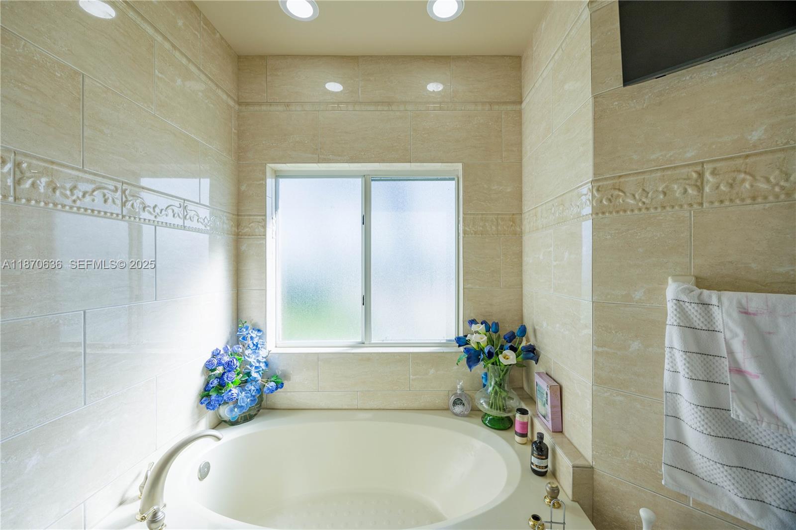 A11870636 Property Photo 30