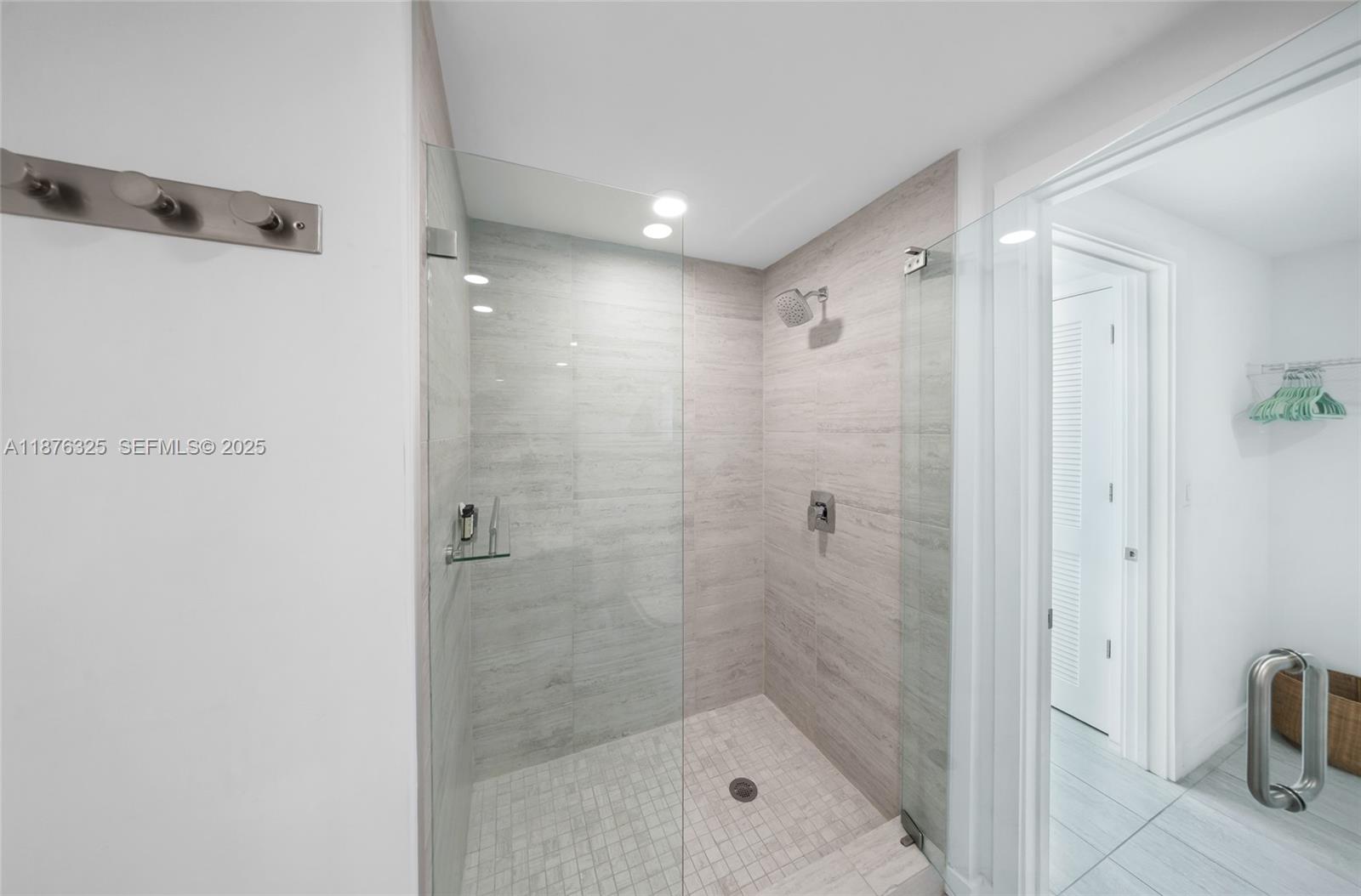 A11876325 Property Photo 16