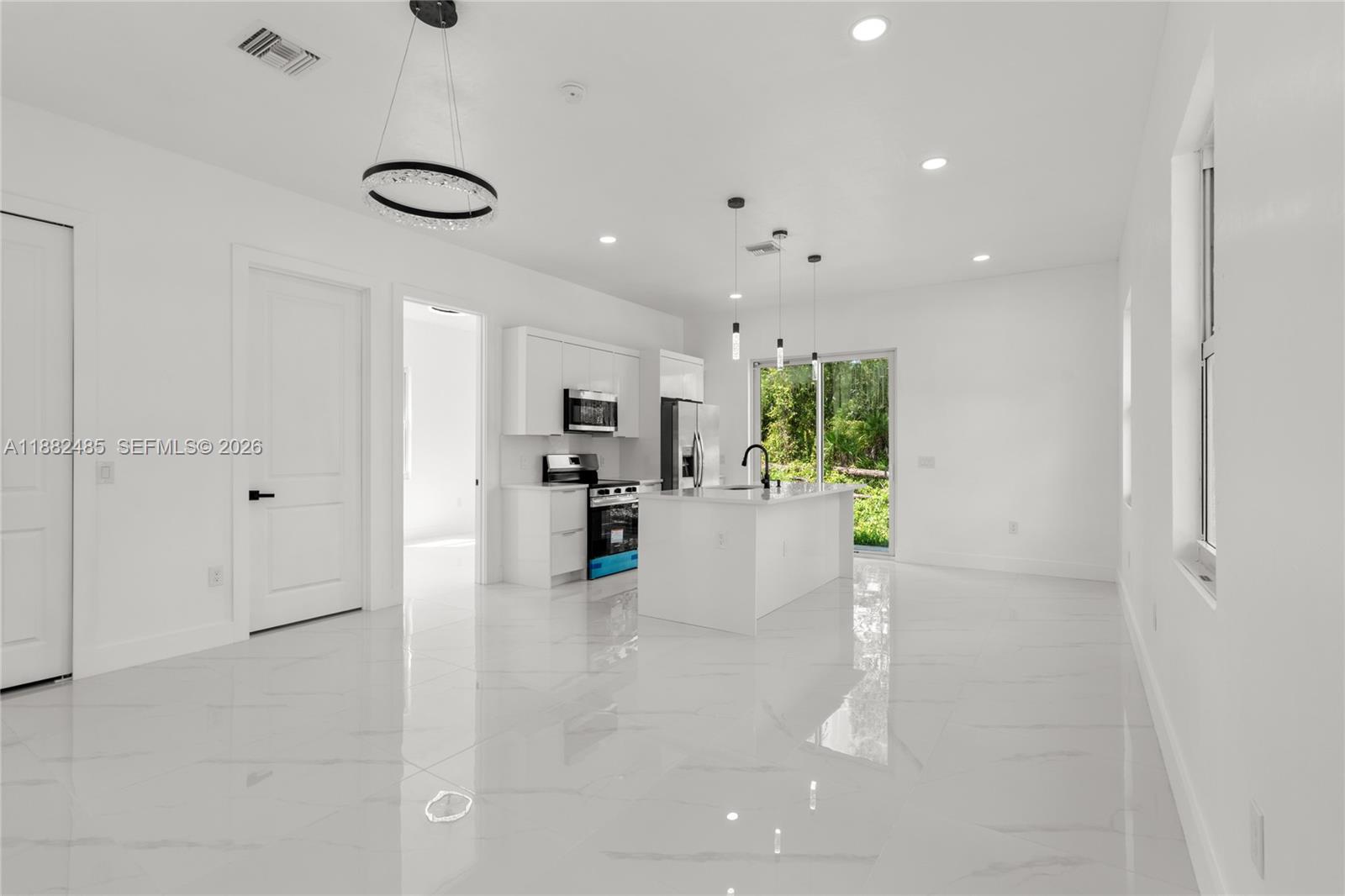 936 Anthony E Property Photo 3