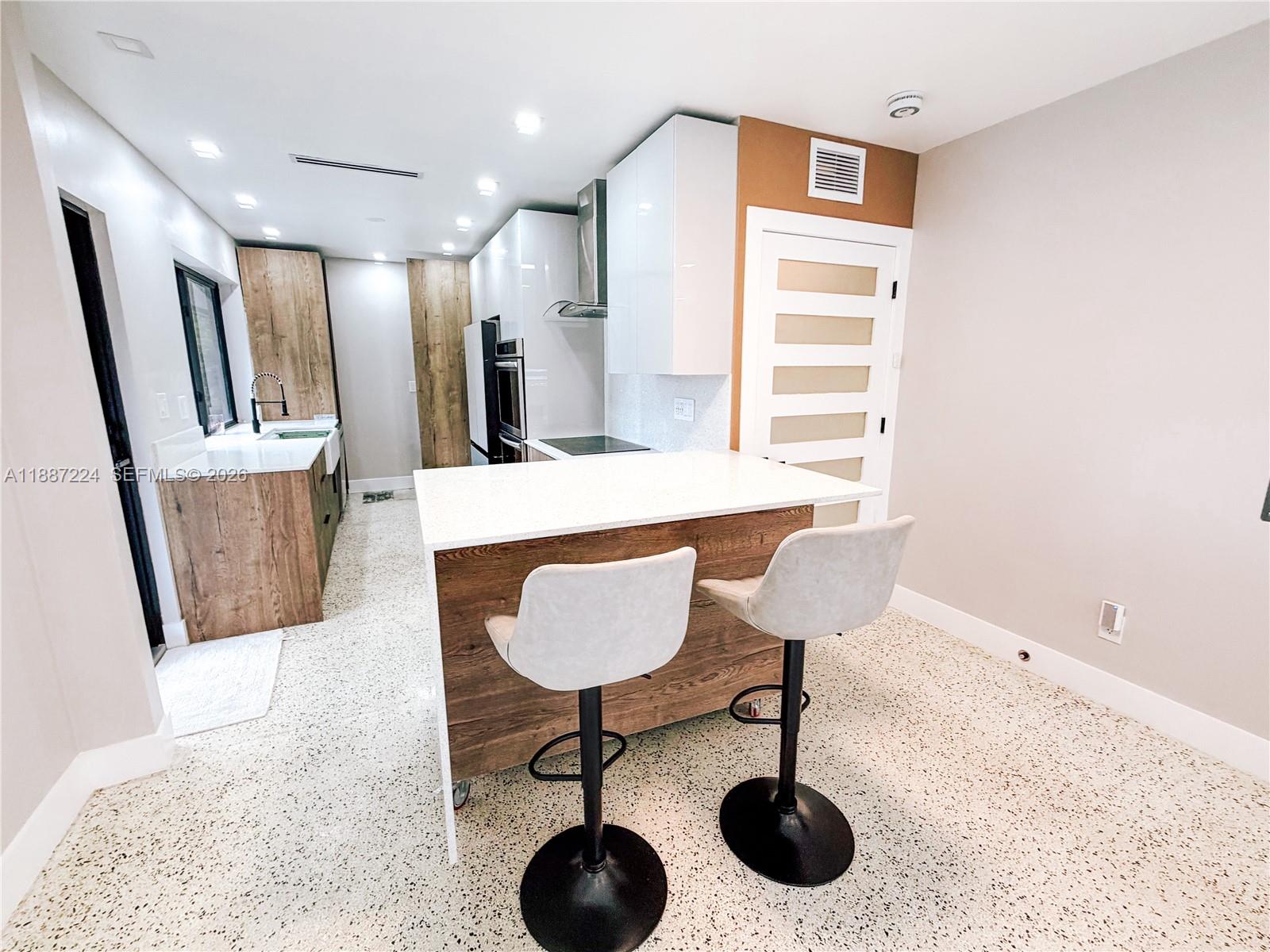 A11887224 Property Photo 24