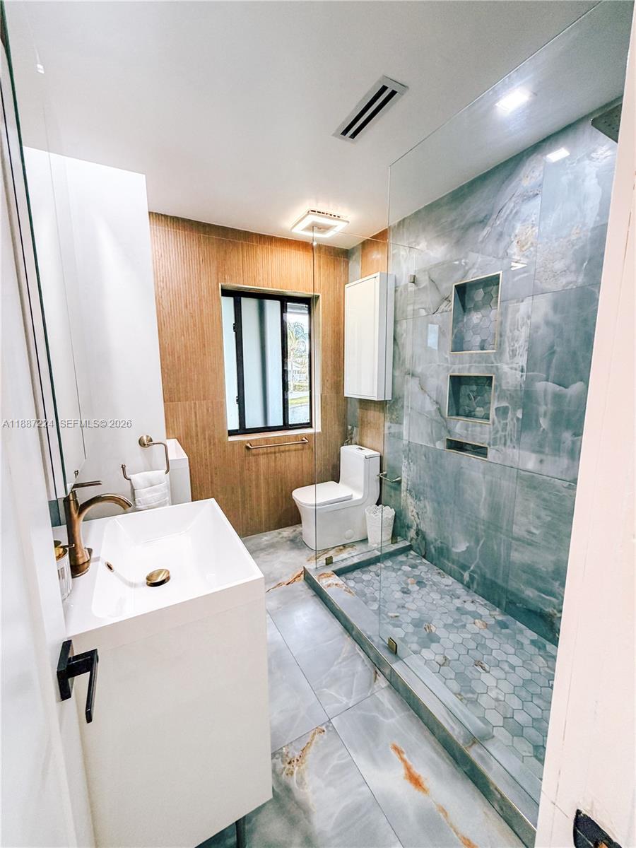 A11887224 Property Photo 28