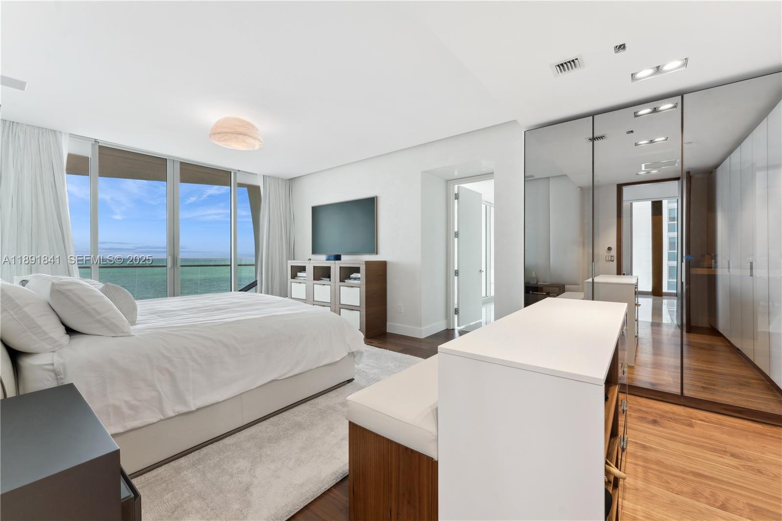 16901 Collins Avenue 805 Property Photo 11