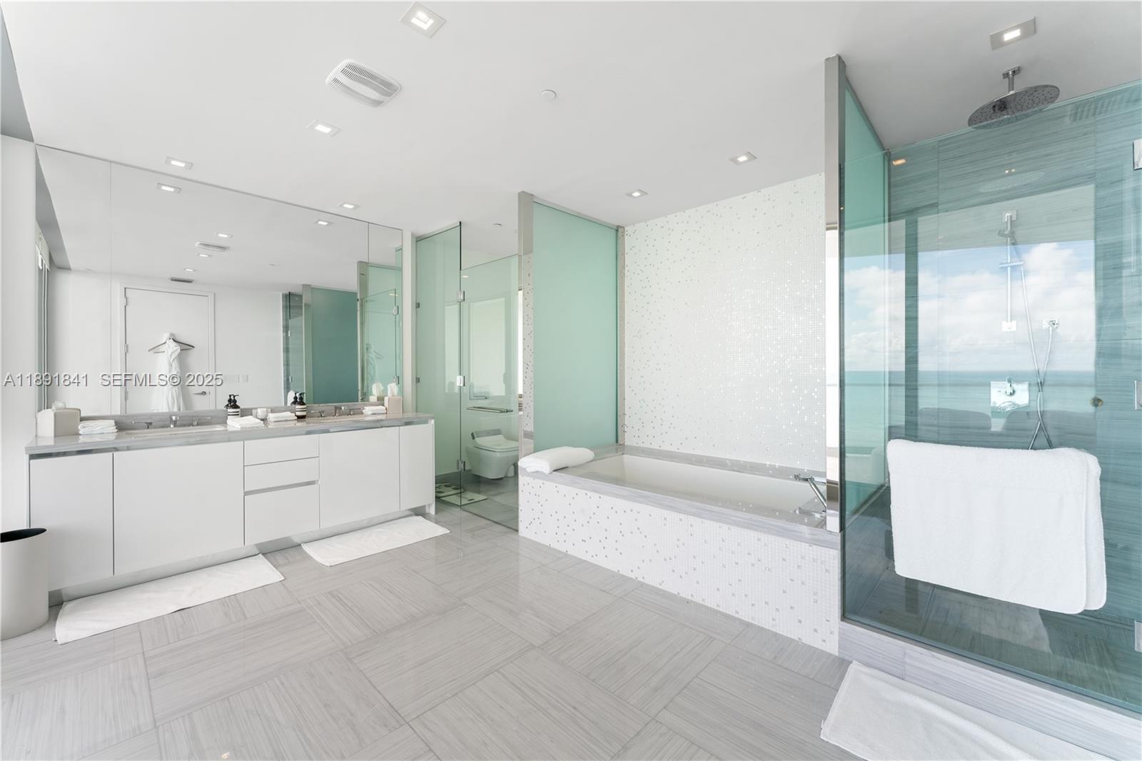 16901 Collins Avenue 805 Property Photo 13