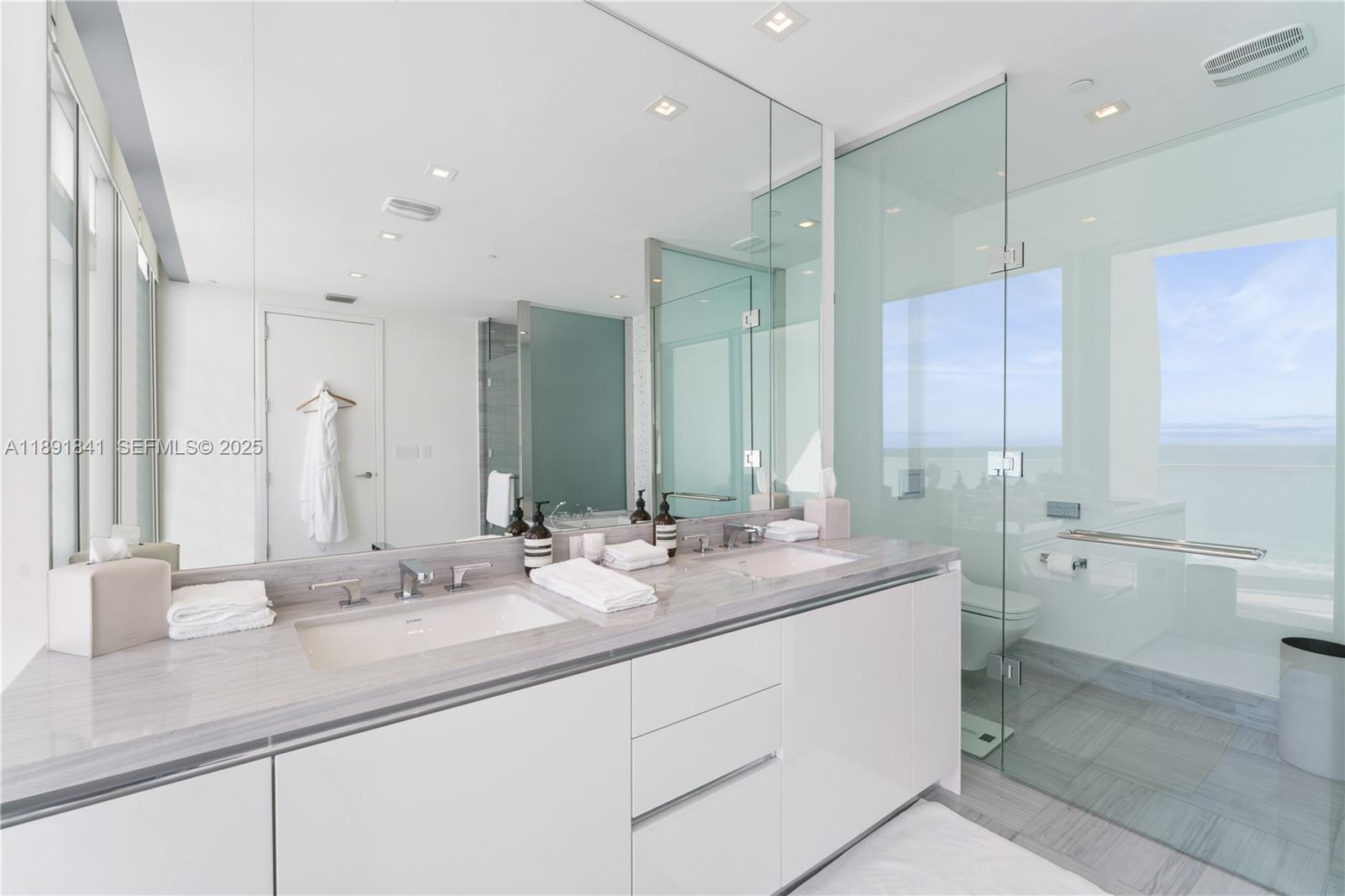 16901 Collins Avenue 805 Property Photo 16