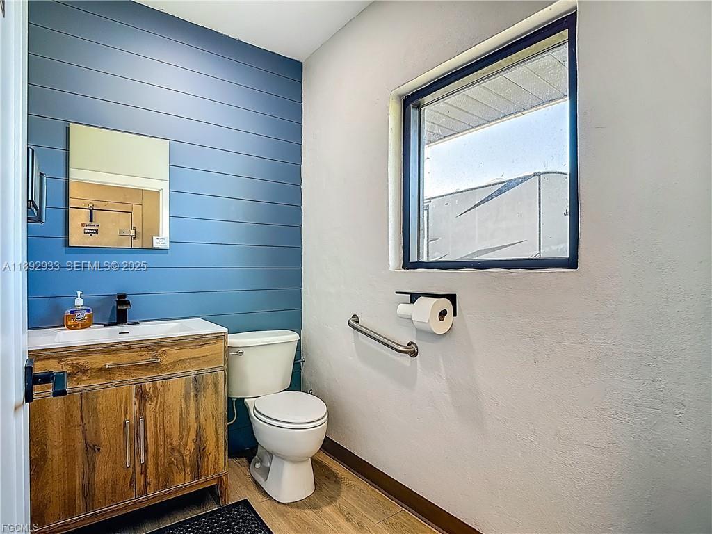 A11892933 Property Photo 36