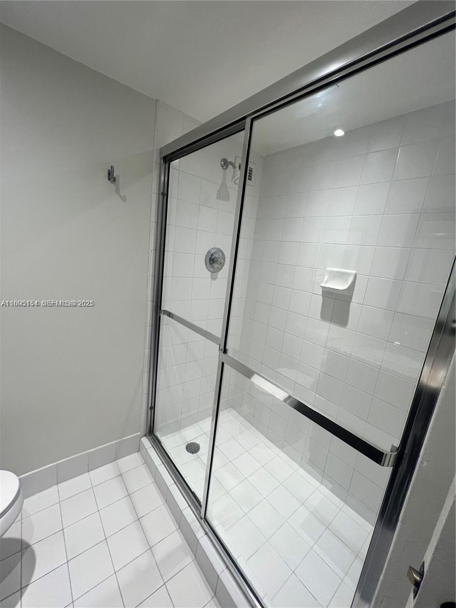 5161 Collins Avenue 1211 Property Photo 17