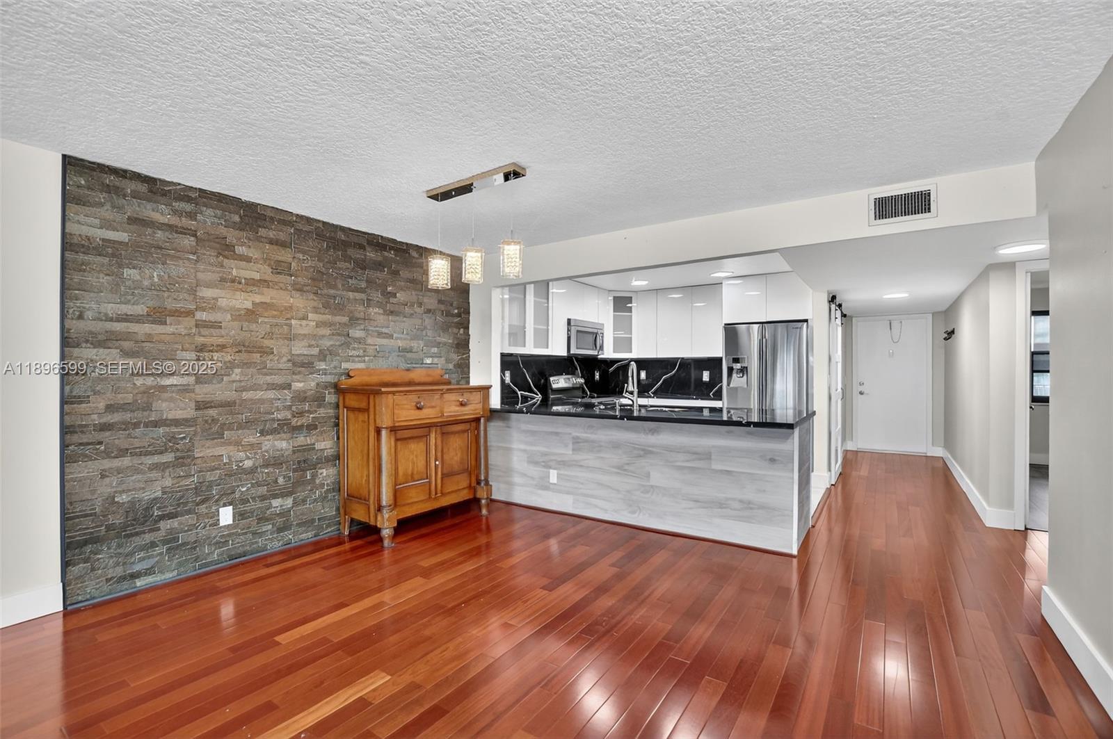 A11896599 Property Photo 7