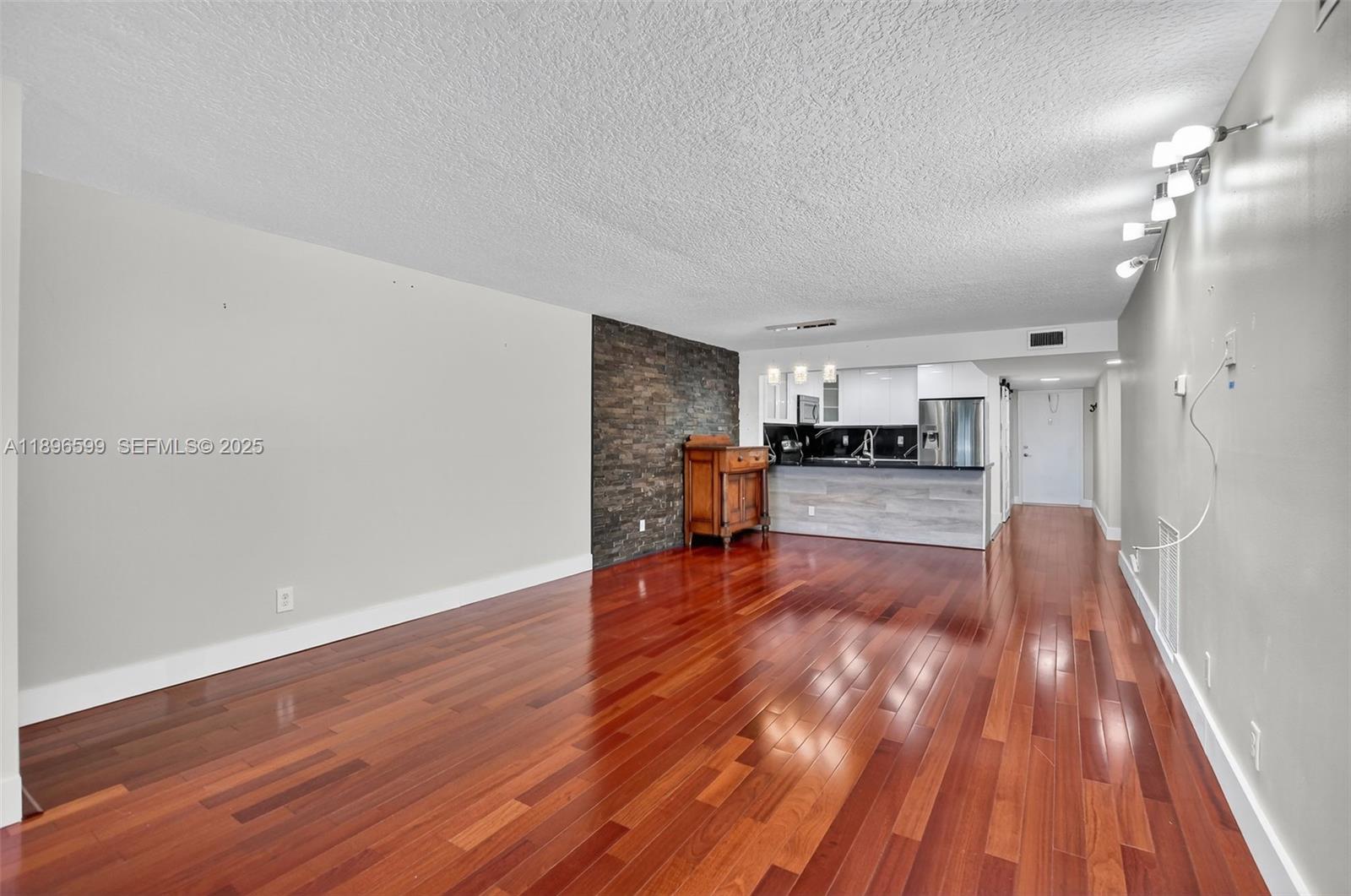 A11896599 Property Photo 12