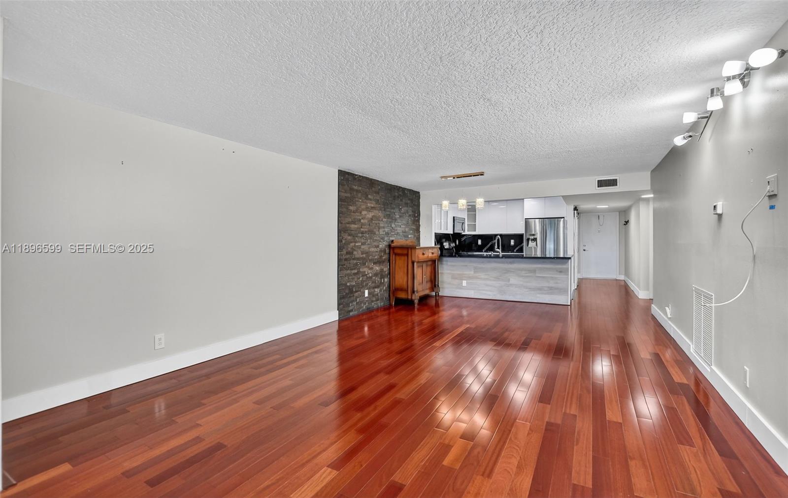 A11896599 Property Photo 13