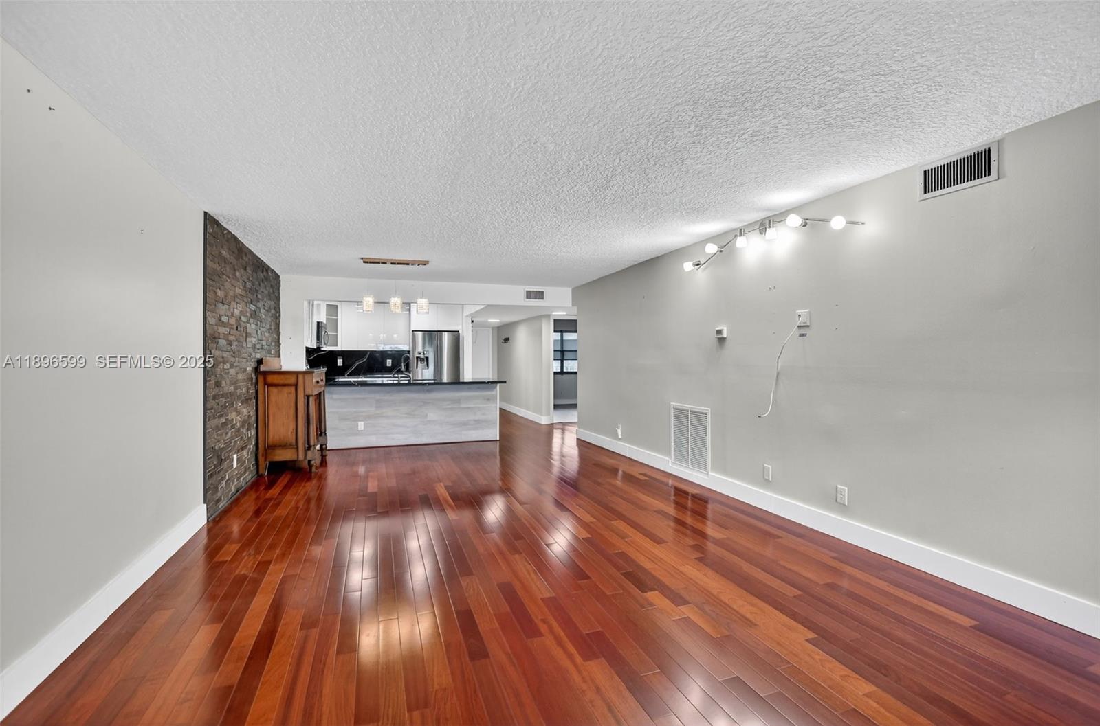 A11896599 Property Photo 14