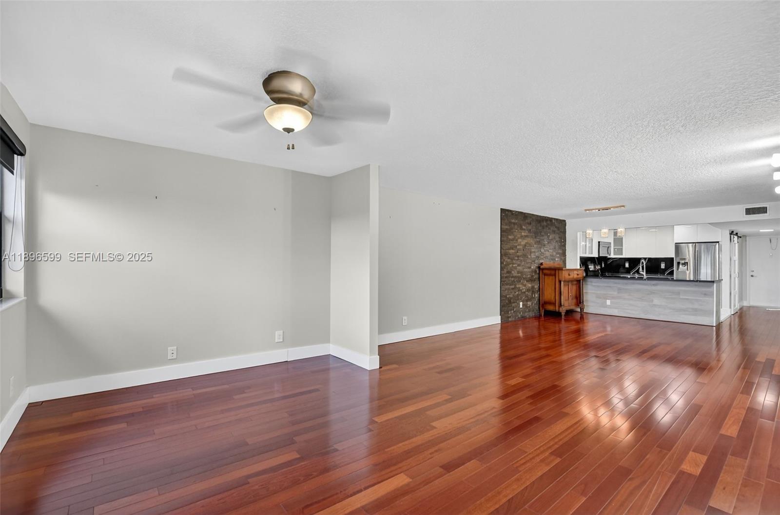 A11896599 Property Photo 16
