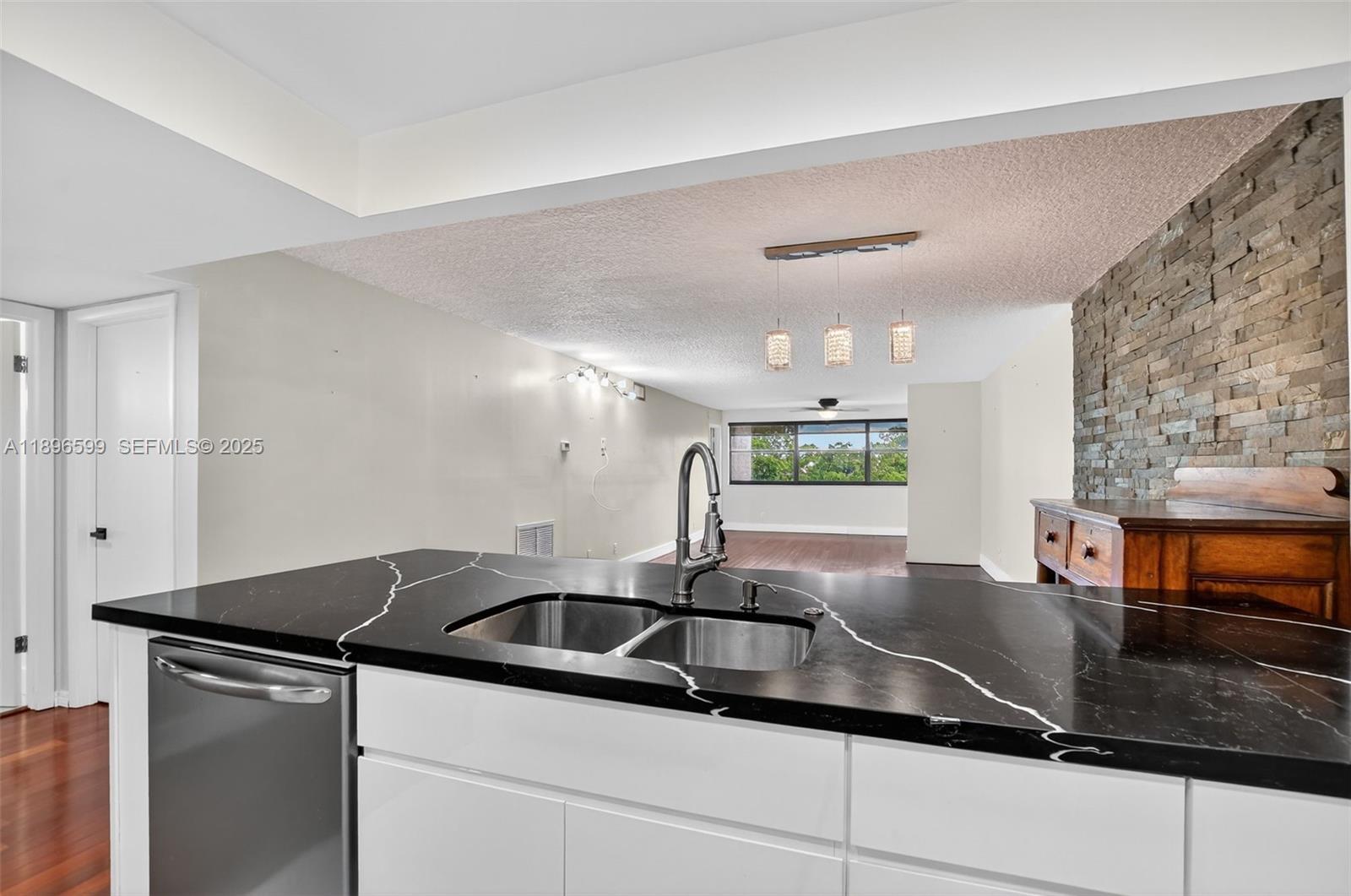 A11896599 Property Photo 19