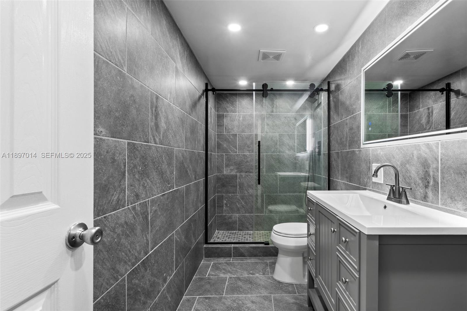 401 Golden Isles Drive 304 Property Photo 6