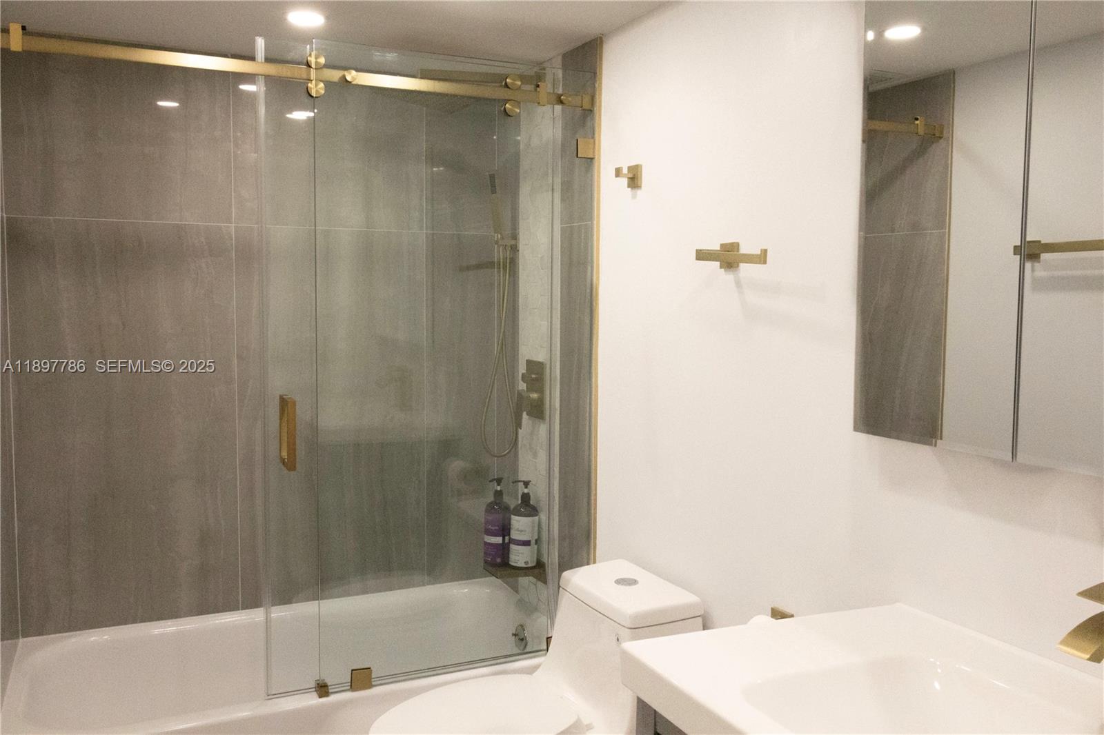 5005 Collins Avenue 1523 Property Photo 4