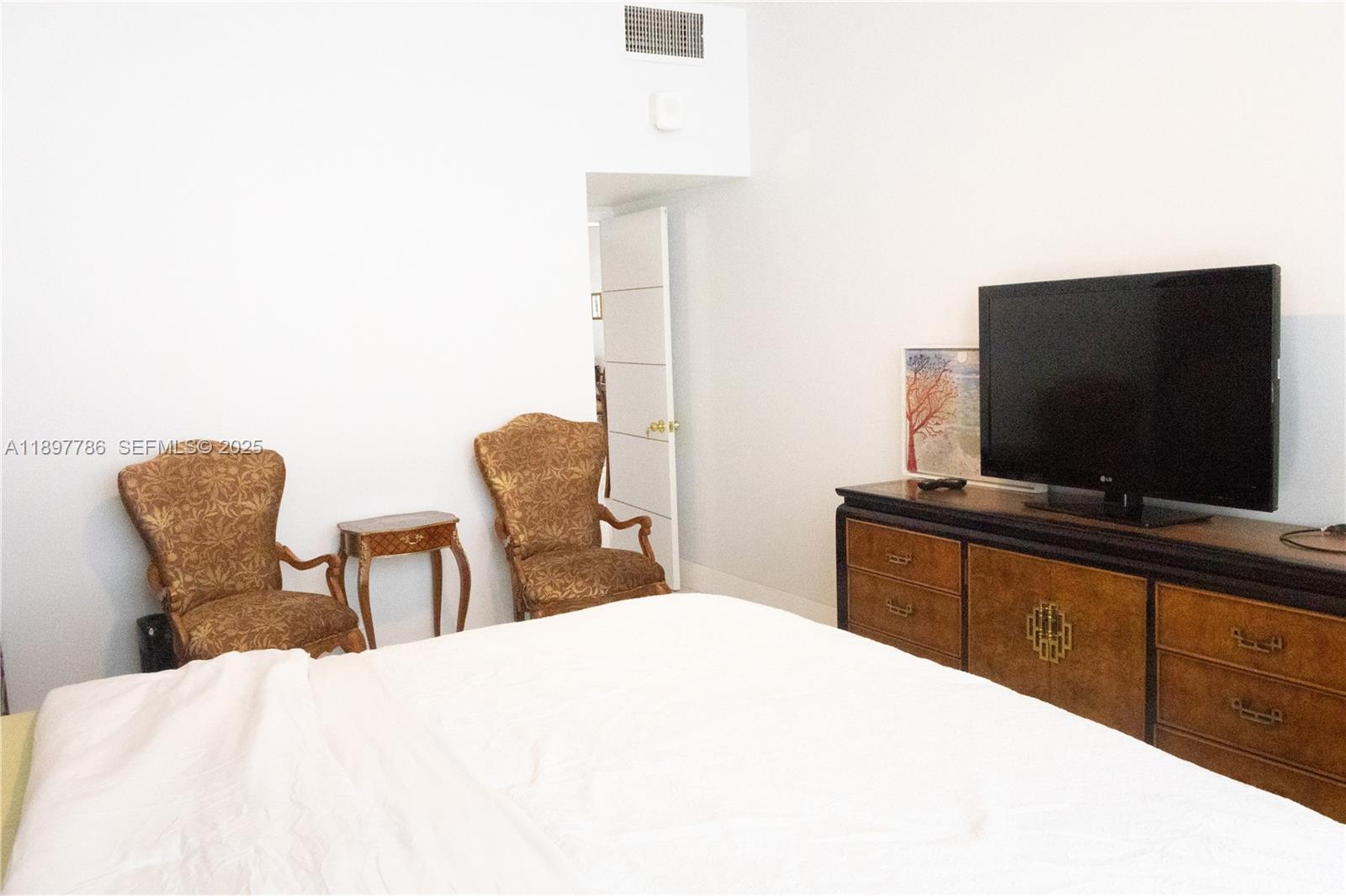 5005 Collins Avenue 1523 Property Photo 12
