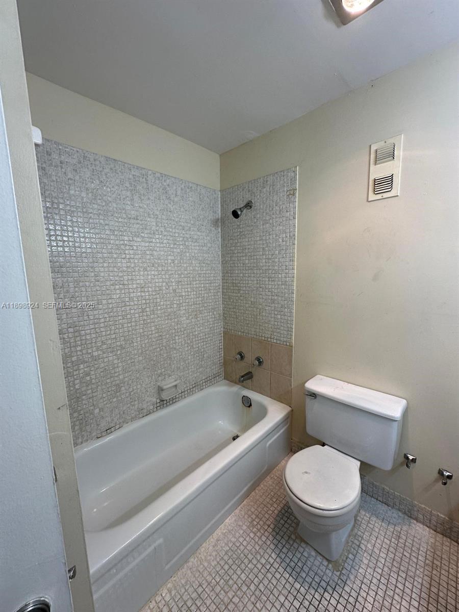 2051 Nw 46th Avenue F102 Property Photo 12