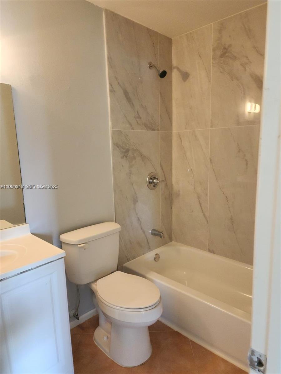 6061 Shakerwood Circle 208 Property Photo 14