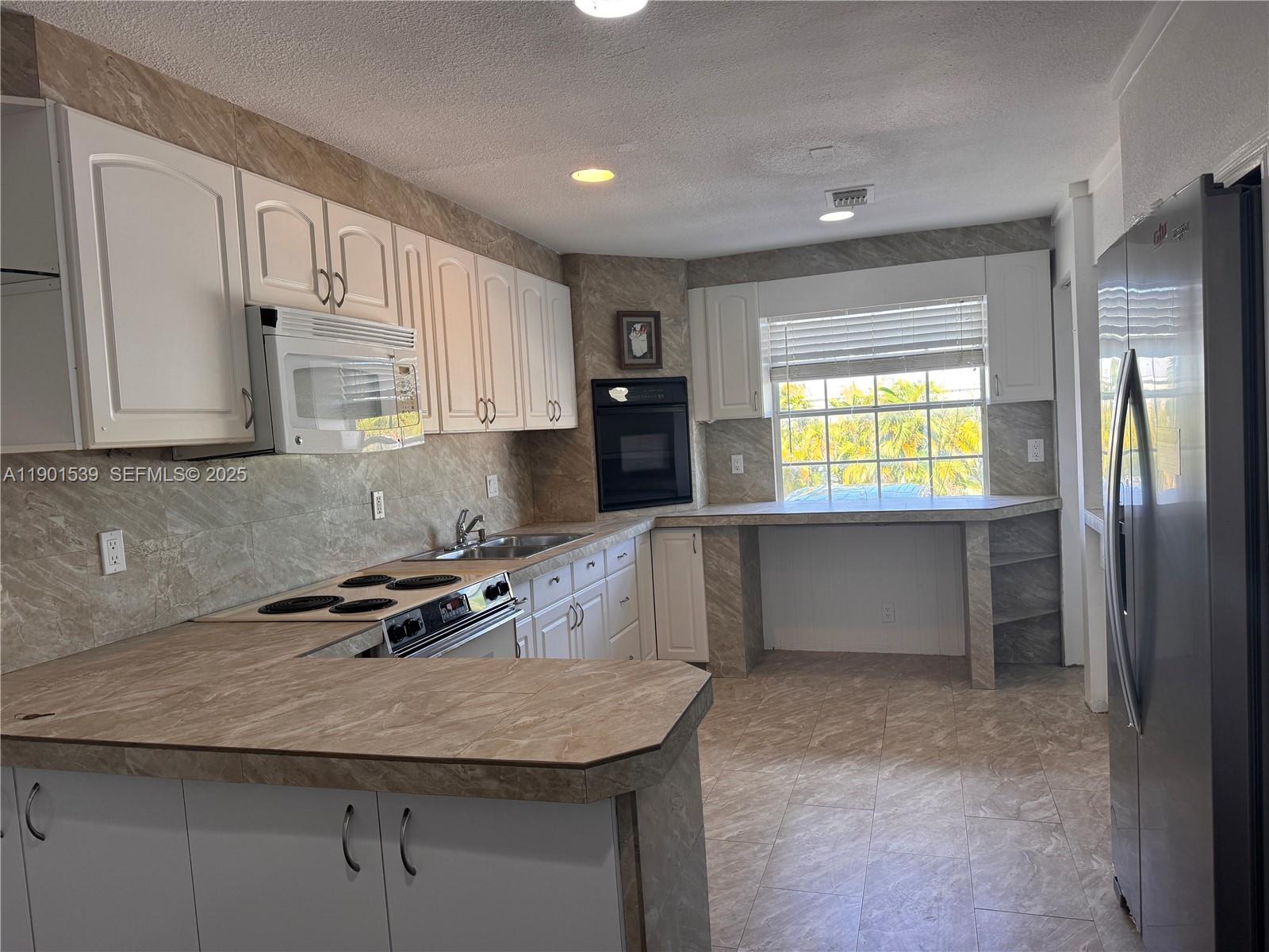 969 Plantation Road Property Photo 2