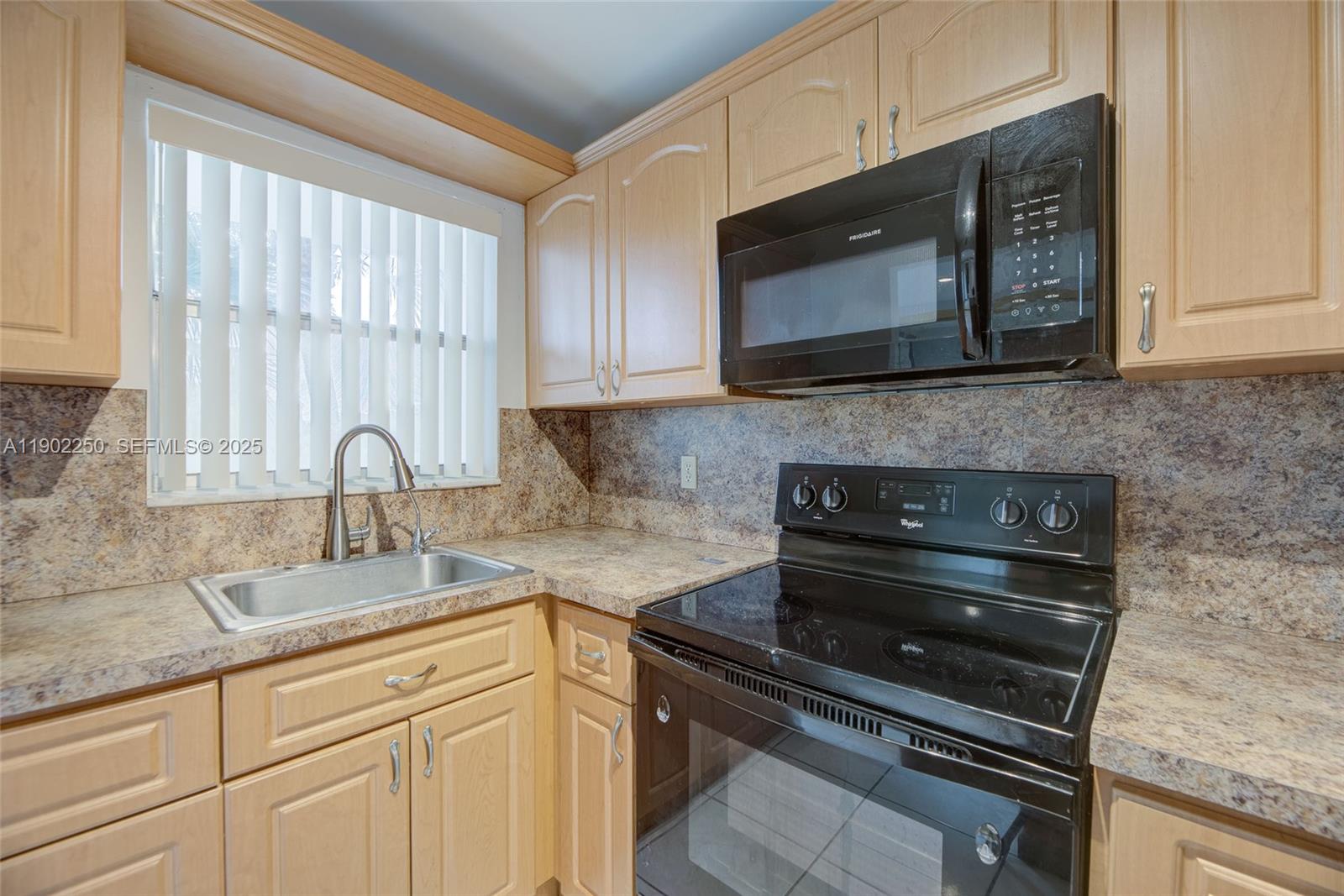 A11902250 Property Photo 10