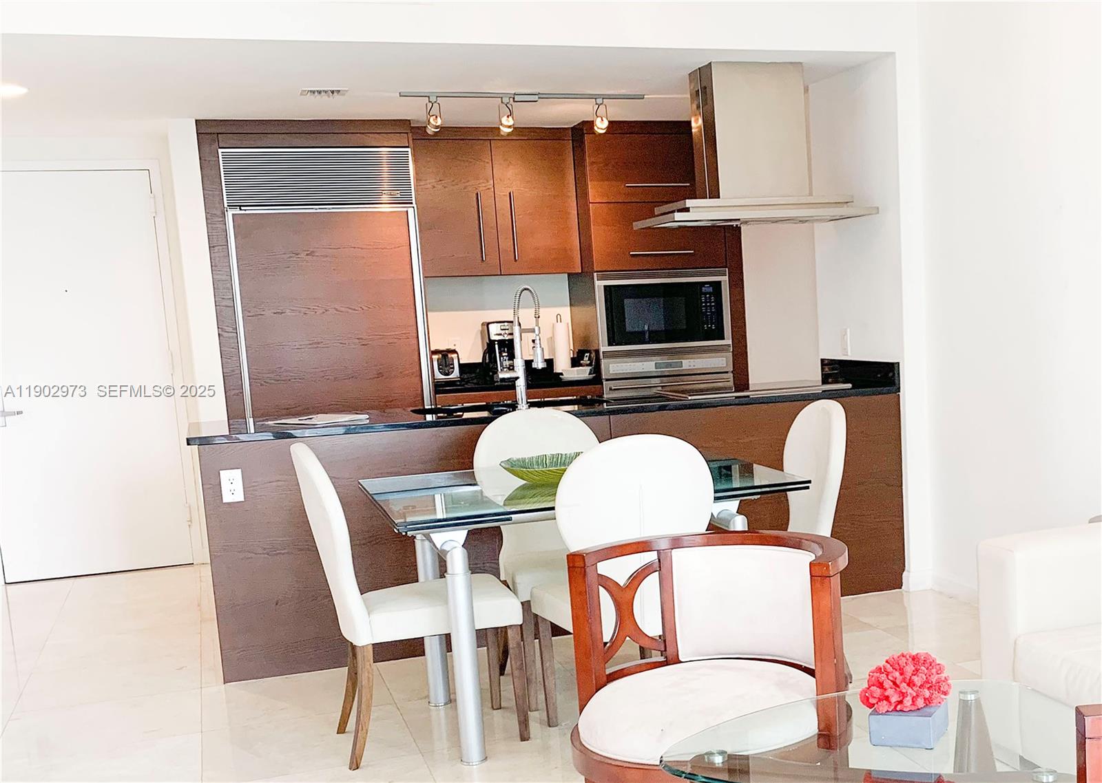A11902973 Property Photo 6