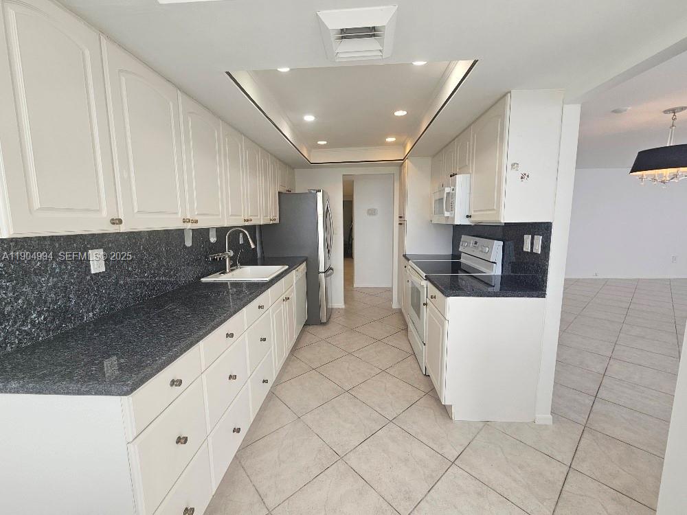 18041 Biscayne Boulevard 204 Property Photo 2