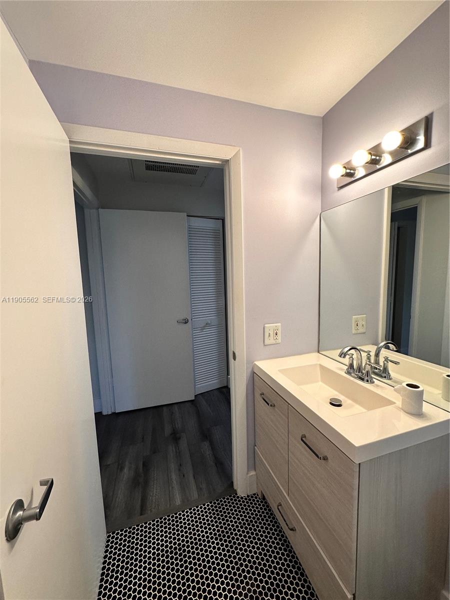1542 Drexel Avenue 107 Property Photo 18