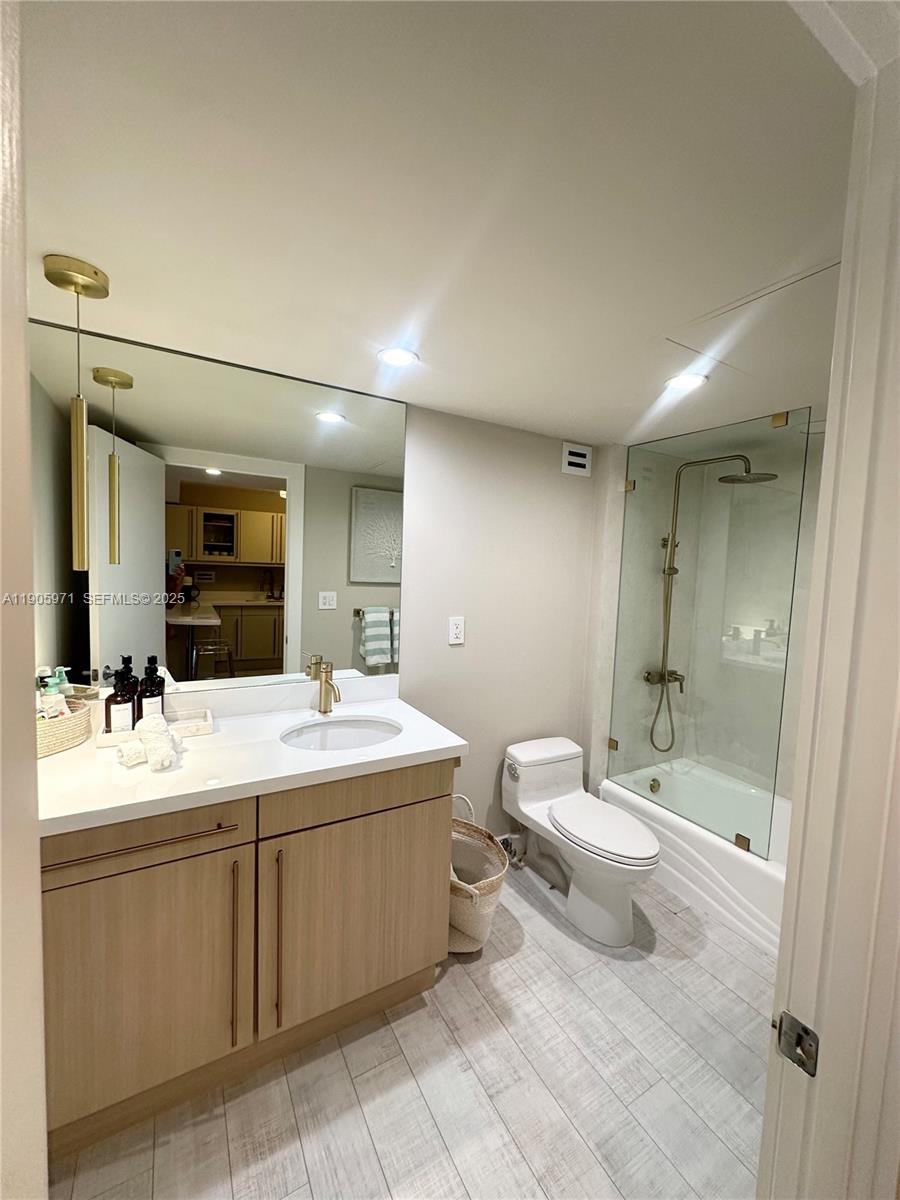 2301 Collins Avenue 836 Property Photo 13