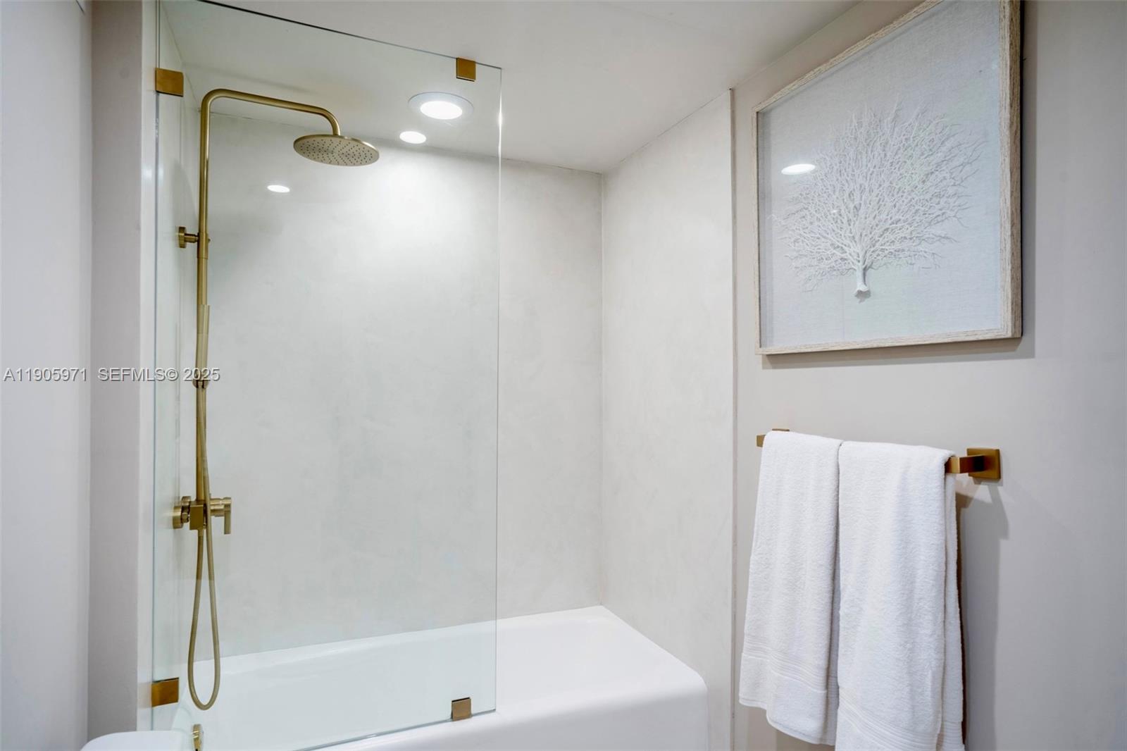 2301 Collins Avenue 836 Property Photo 14