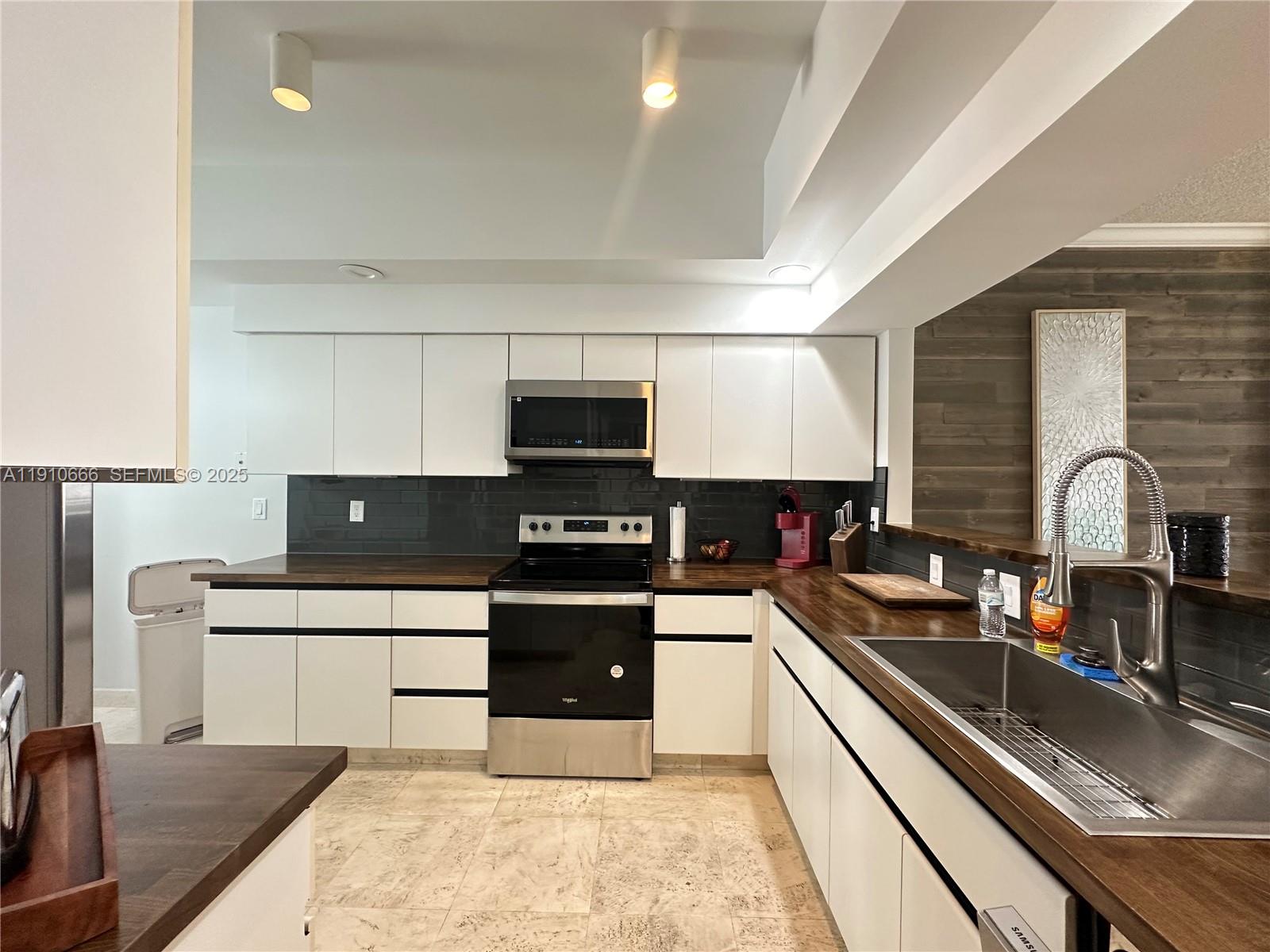 3900 Island Boulevard B-303 Property Photo 14