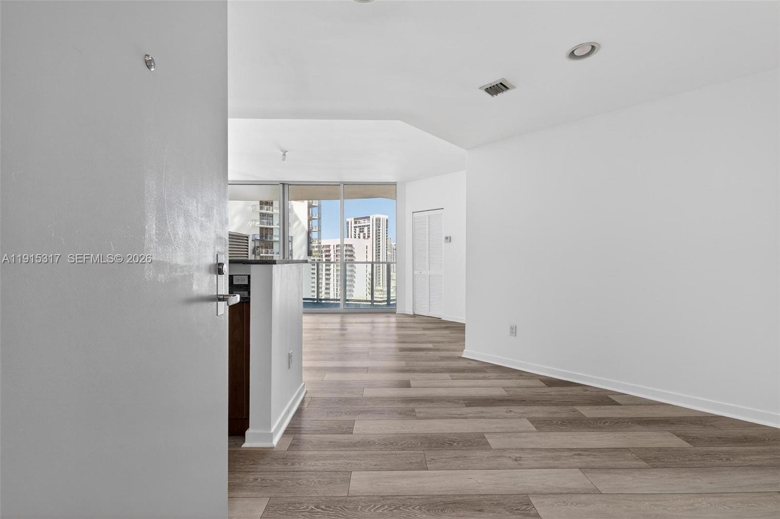 300 S Biscayne Boulevard T-2407 Property Photo 8