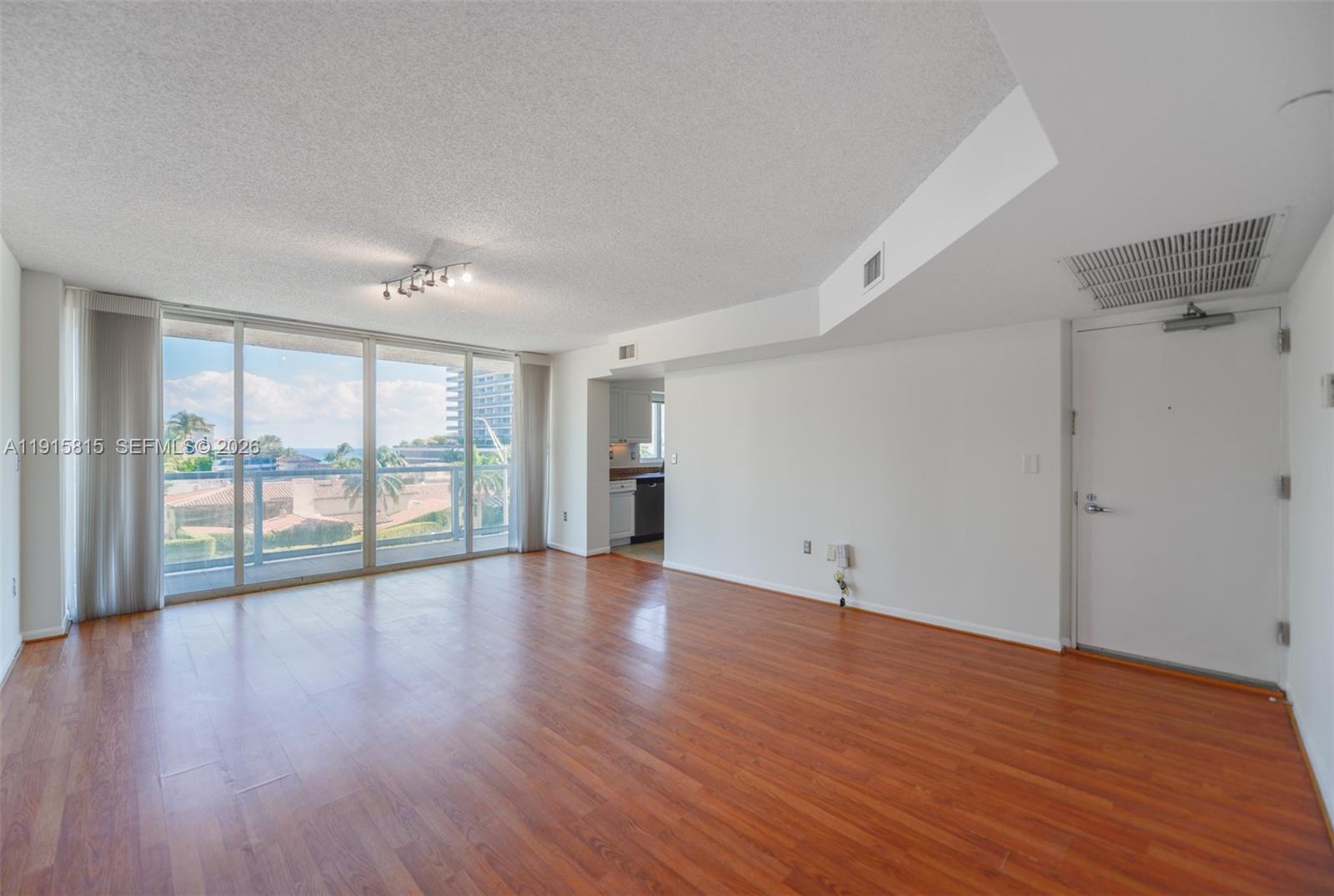 5900 Collins Avenue 506 Property Photo 2