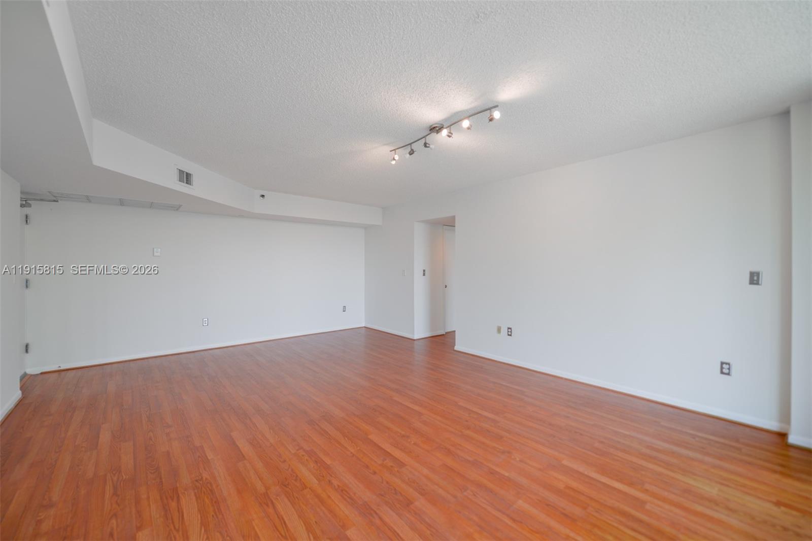 5900 Collins Avenue 506 Property Photo 4