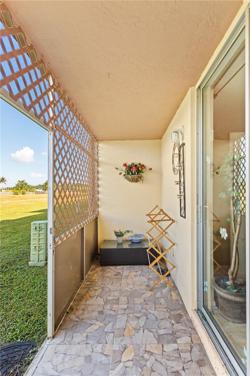 9121 Sunrise Lakes Boulevard 104 Property Photo 10