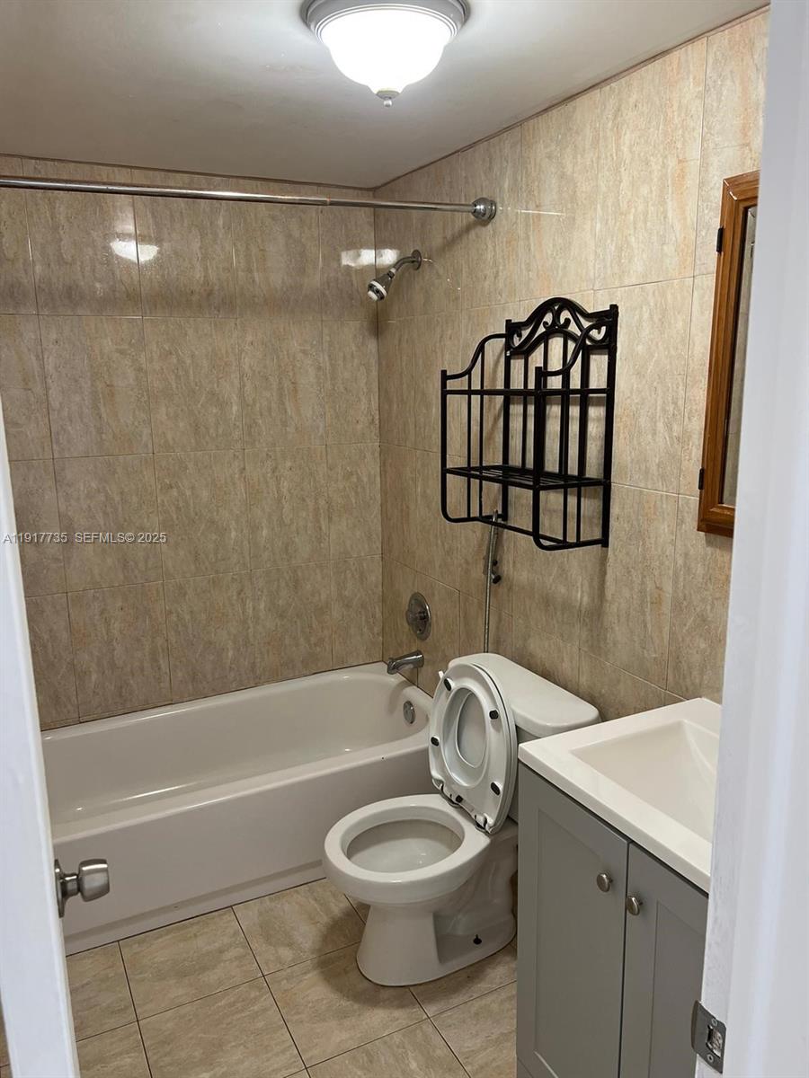 6930 Miami Gardens Drive 1-410 Property Photo 15