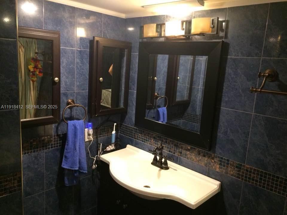 A11918412 Property Photo 13
