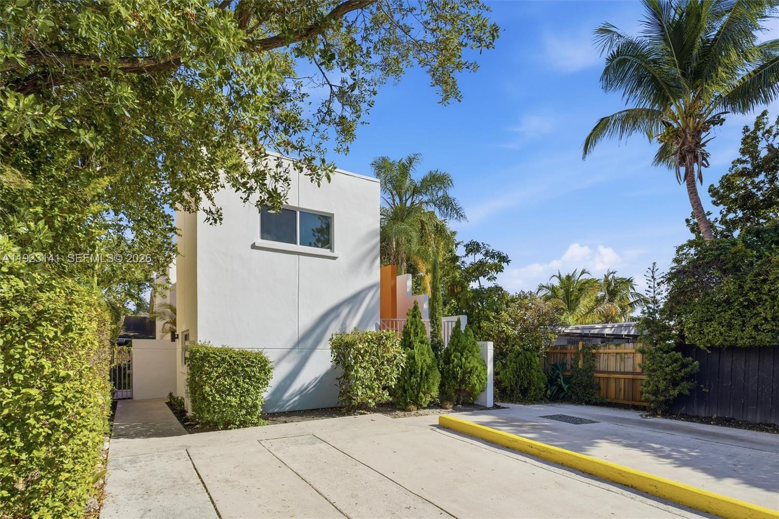 1045 Sw 25th Avenue Property Photo 2
