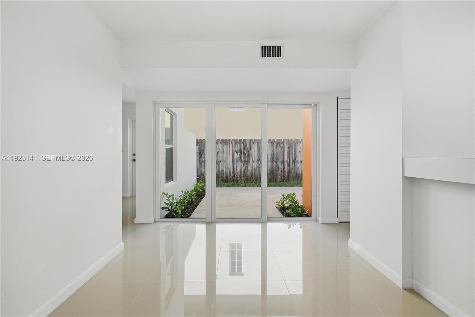 1045 Sw 25th Avenue Property Photo 4