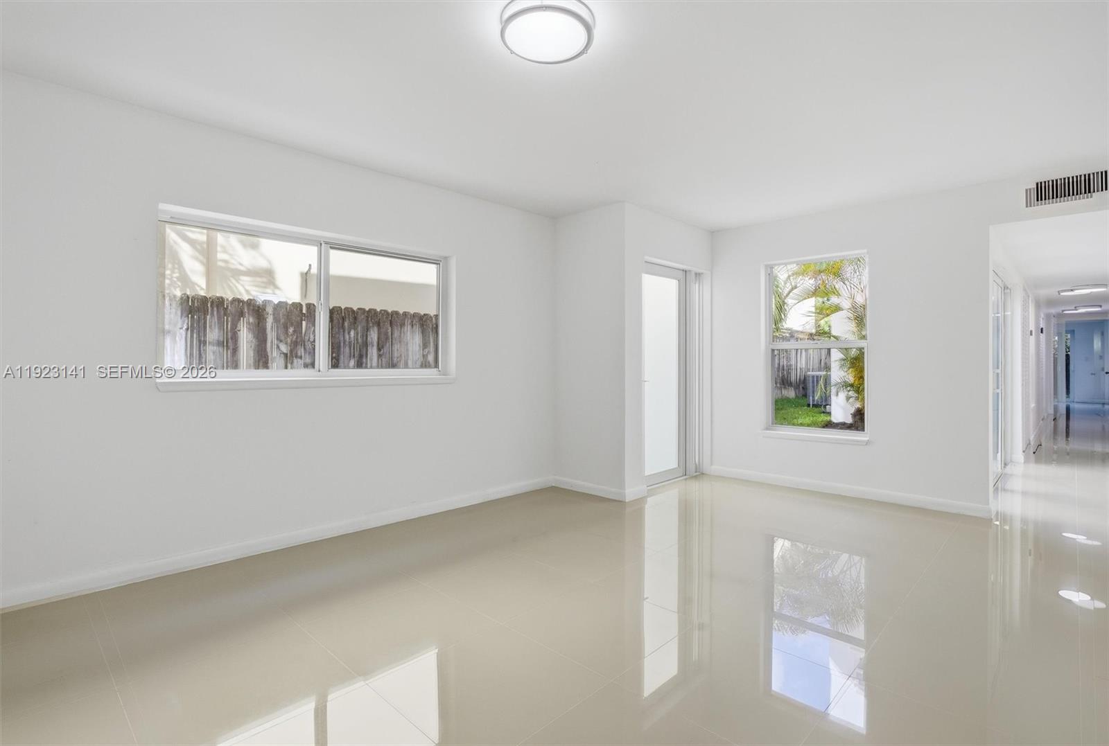 1045 Sw 25th Avenue Property Photo 6
