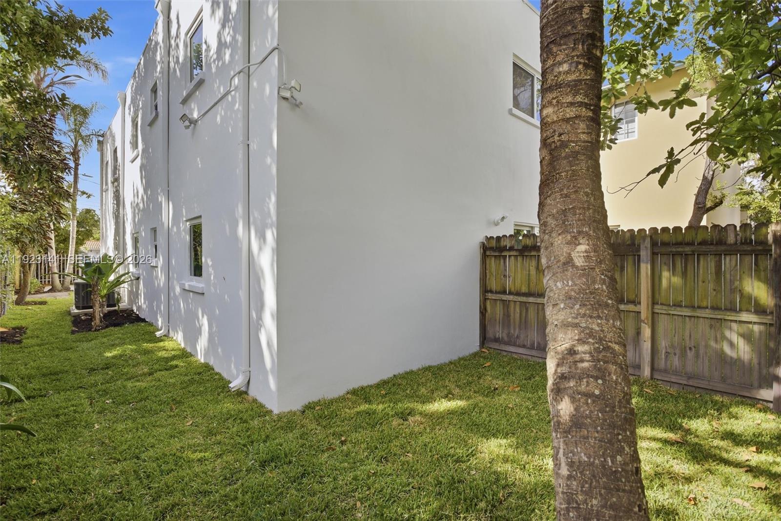 1045 Sw 25th Avenue Property Photo 40