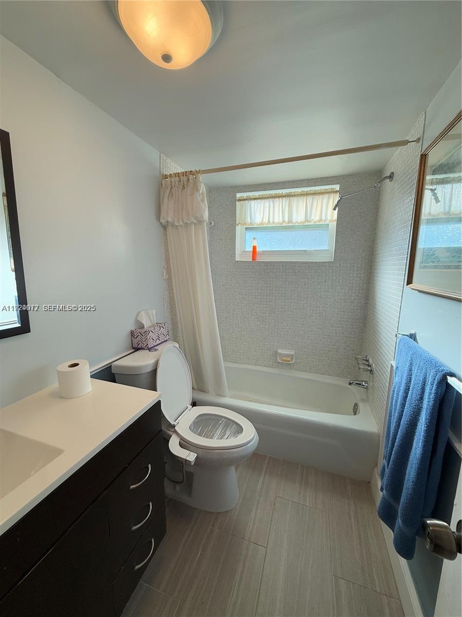4270 Nw 40th Street 202 Property Photo 11