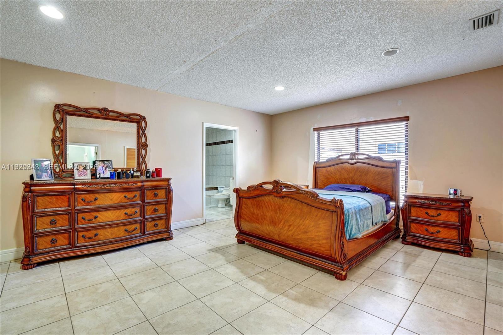 631 E 53rd Street Property Photo 6